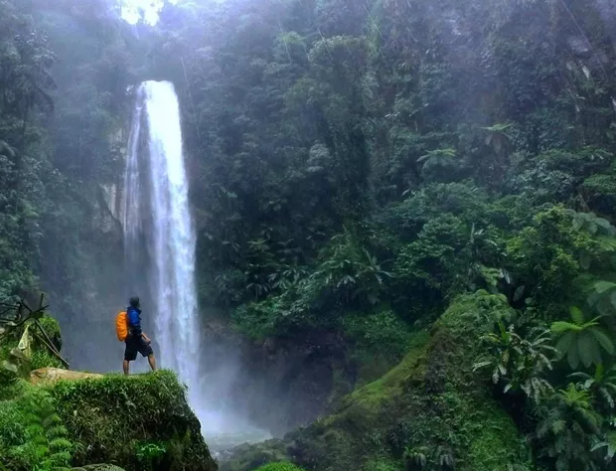 Curug Seribu: De adembenemende hoogste waterval in Bogor